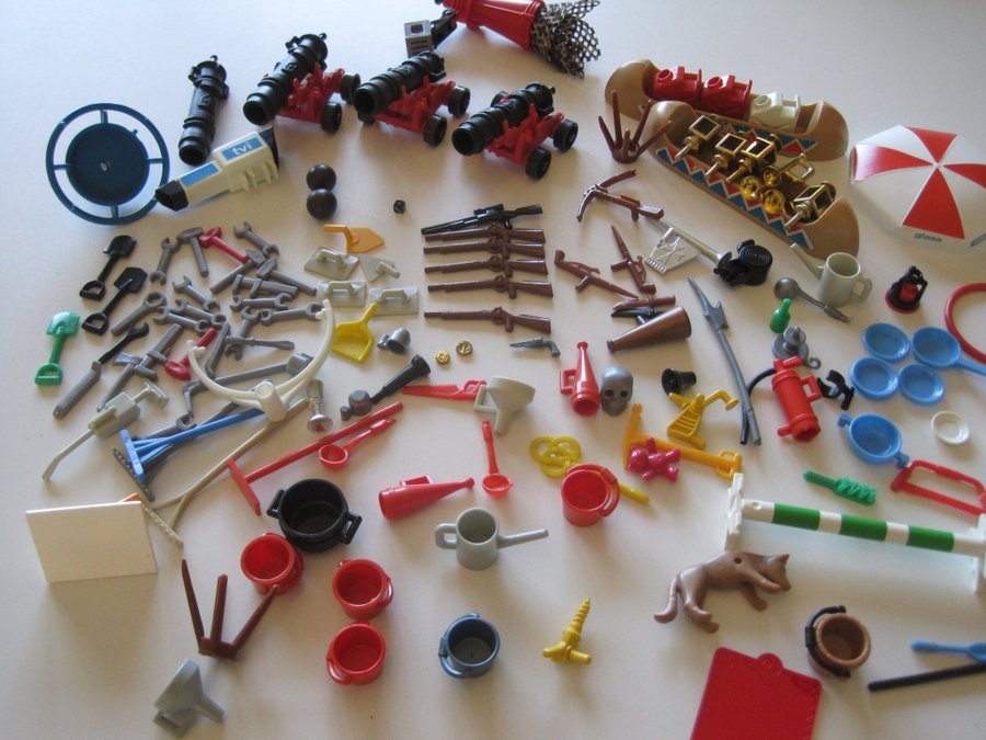 Playmobil Accessories Vintage - includes cannons  balls!!