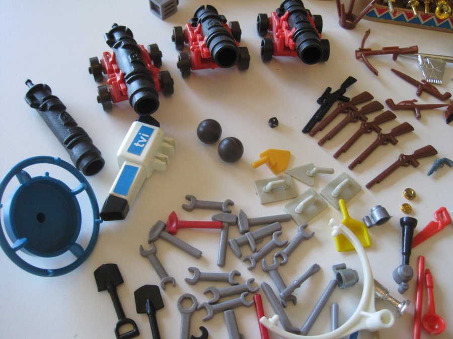 Playmobil Accessories Vintage - includes cannons  balls!!