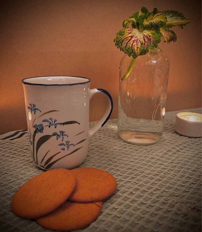 Fin mugg te kaffe kopp med blå blommor