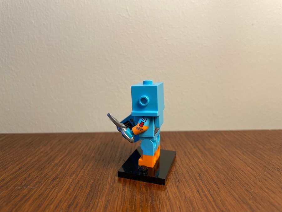 LEGO Collectible Minifigures: Series 23 - Cardboard Robot (2022)