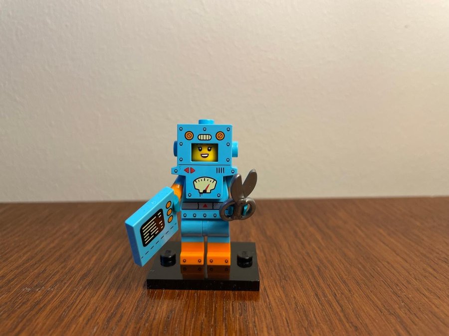 LEGO Collectible Minifigures: Series 23 - Cardboard Robot (2022)