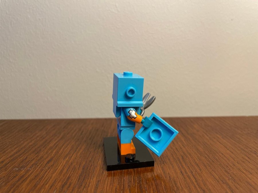 LEGO Collectible Minifigures: Series 23 - Cardboard Robot (2022)