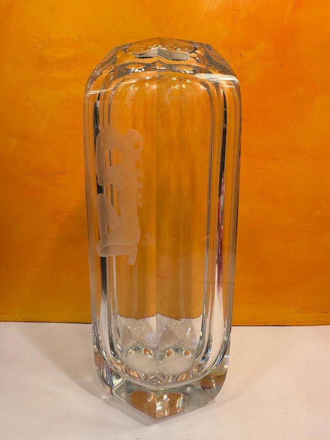 VAS glas Elis Bergh och dekoren av Gunnar Widholm Kosta 30 talet
