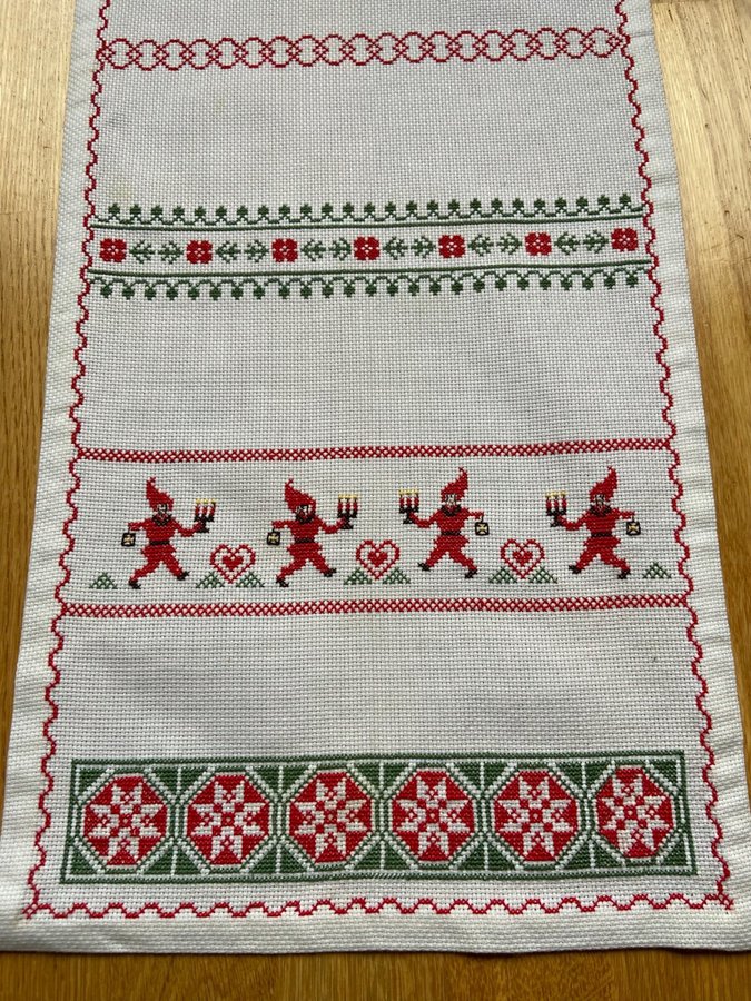 Handbroderad duk/löpare, broderad, retro, broderi, jul, julduk, tomte