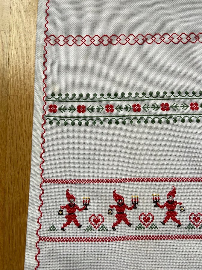 Handbroderad duk/löpare, broderad, retro, broderi, jul, julduk, tomte