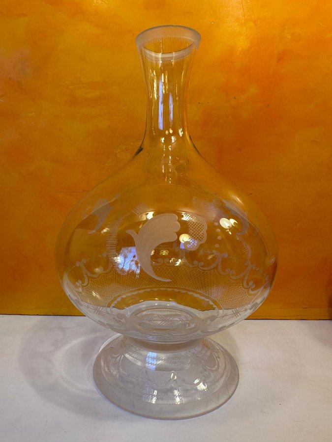 Vas / Karaff på fot Glas Graverad dekor Orrefors glasbruks 20 talet