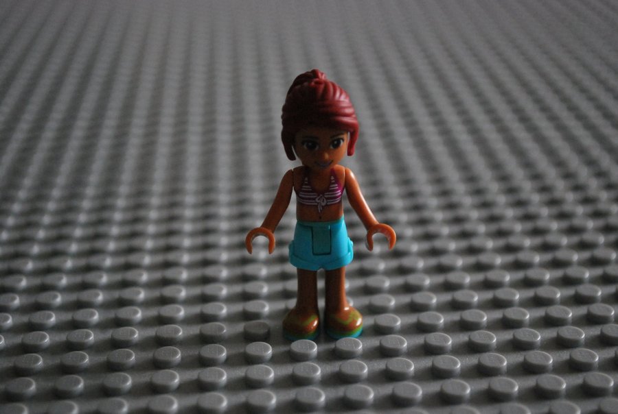 LEGO figur | LEGO Friends Mini-Doll with Brown Hair and Blue Shorts