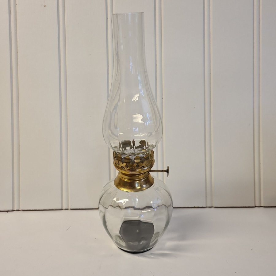 Fotogenlampa för värmeljus. Vackert glas.Höjd med glas 33 cm.