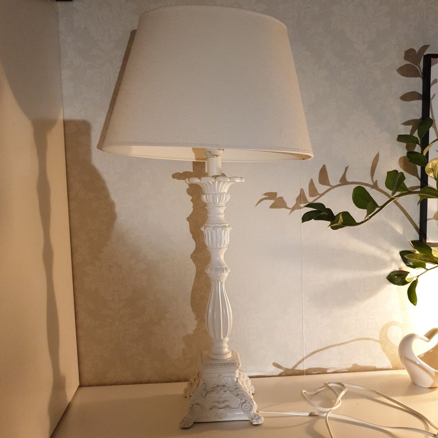 Vit bordslampa 70 cm hög