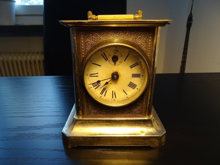 En trasig bordsklocka som spelar musik (A broken table clock that plays music)