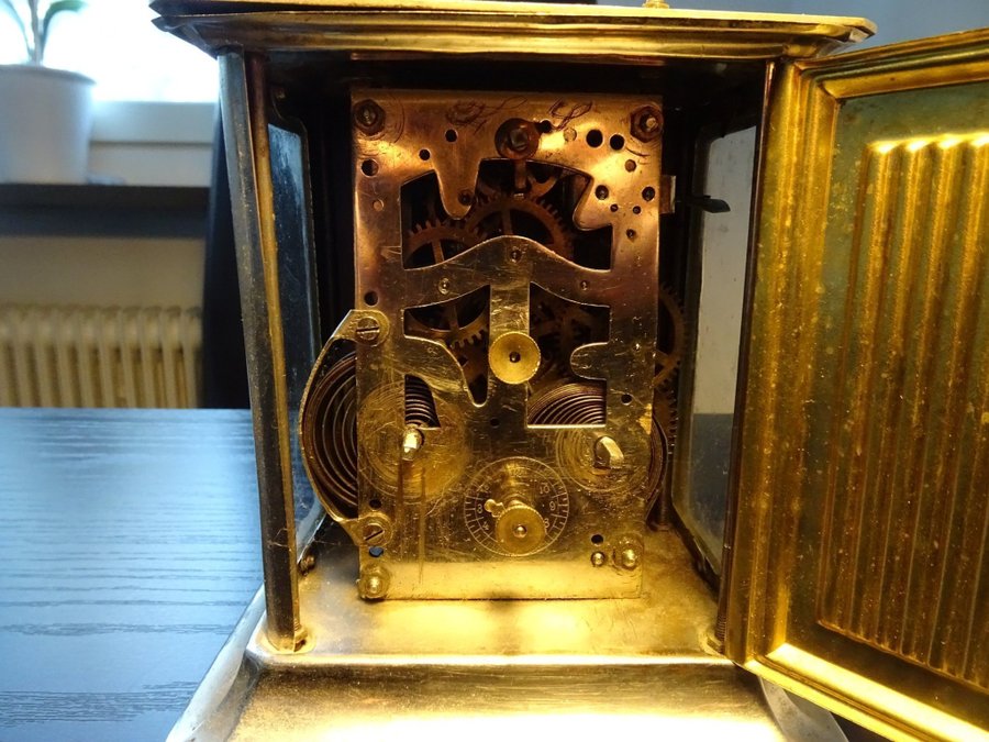 En trasig bordsklocka som spelar musik (A broken table clock that plays music)