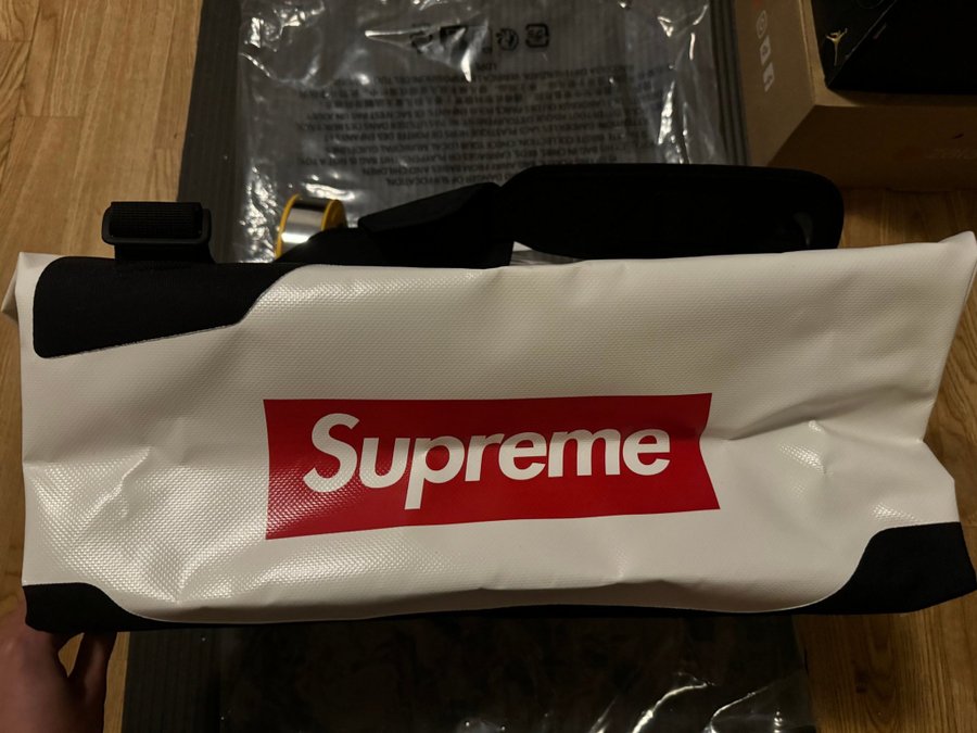 SS24 Supreme®/ORTLIEB Duffle Bag Vit