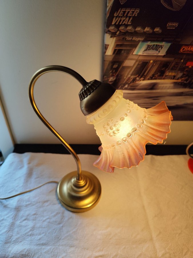 Snygg bordslampa med rosa skärm