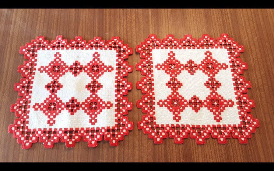 2 st Broderade Hardanger Dukar