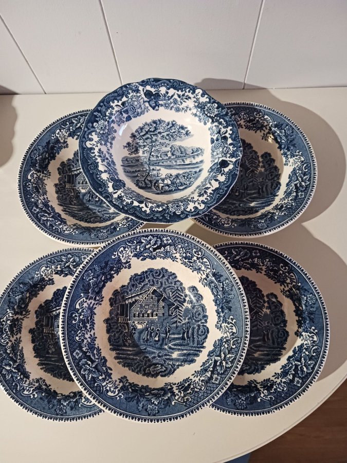 5st Wedgwood och 1st Royal Worcester Frukostskålar.