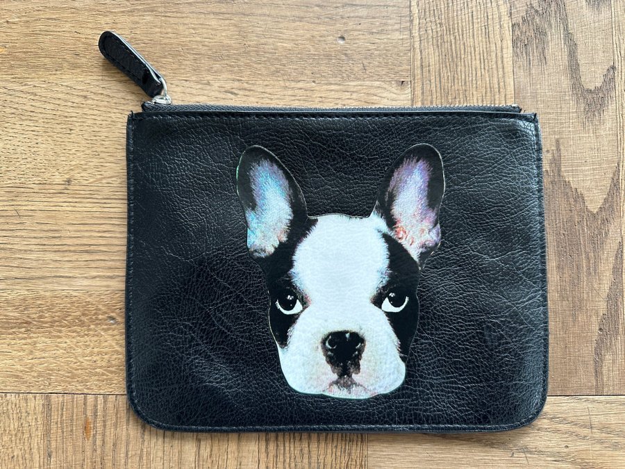 Monki väska - necessär - sminkväska med hund storlek 20x15 cm