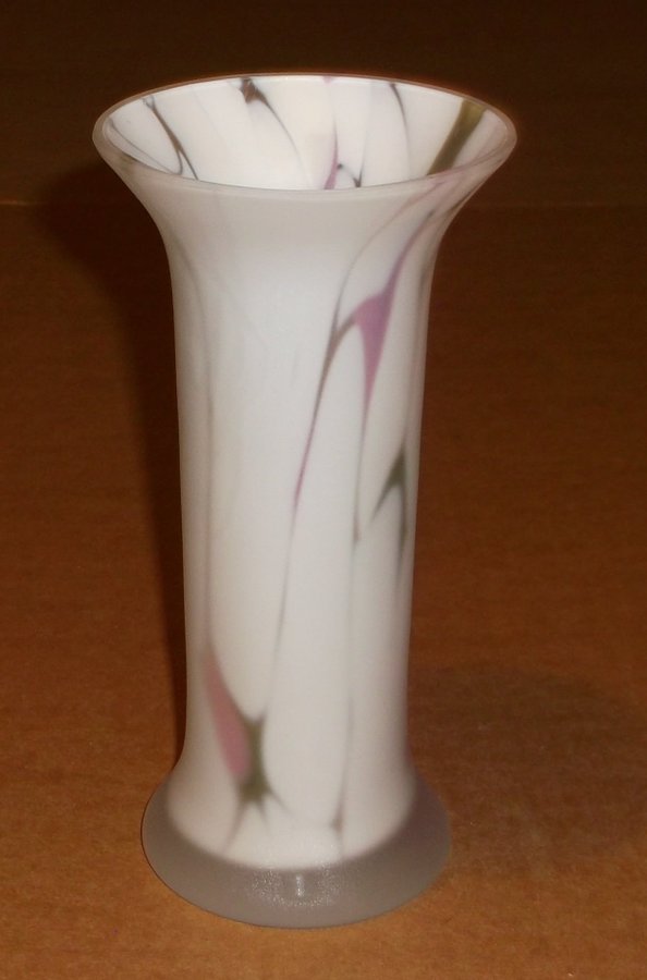 Vas av glas med rosa vit och grön mönster  glasvas Blomvas