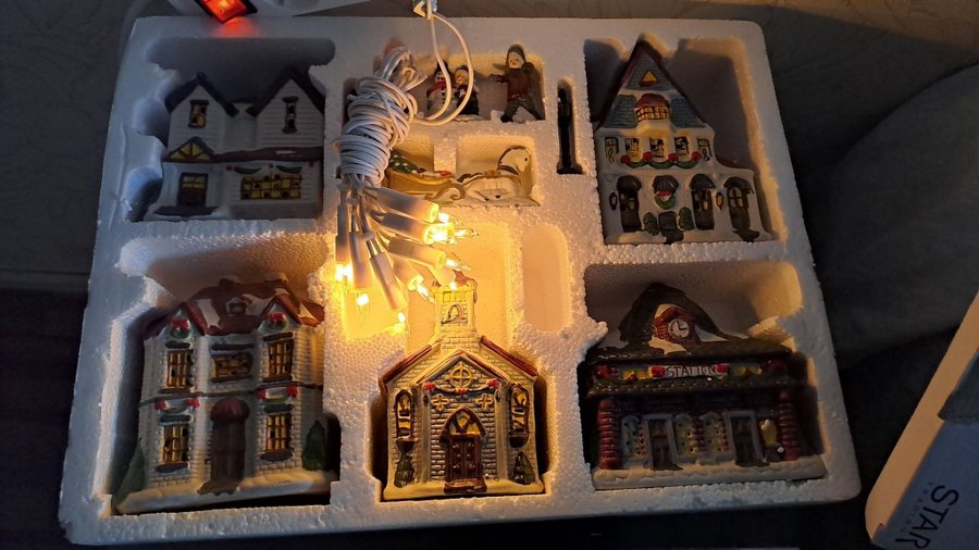 Julby hus julkyrka julgran släde snögubbe hus figurer jul advent