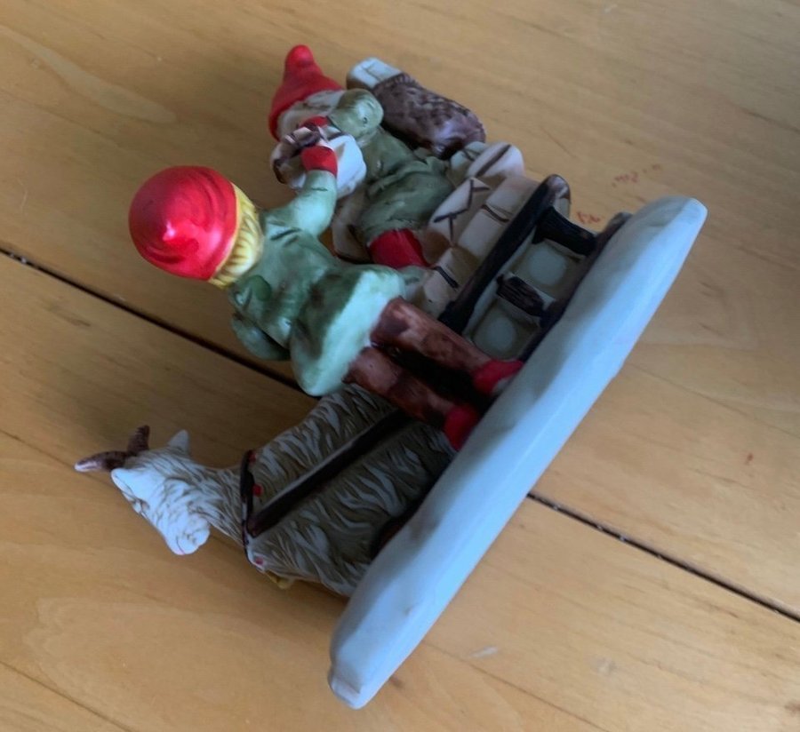 FIGURIN Retro Tomte med släde antik keramik