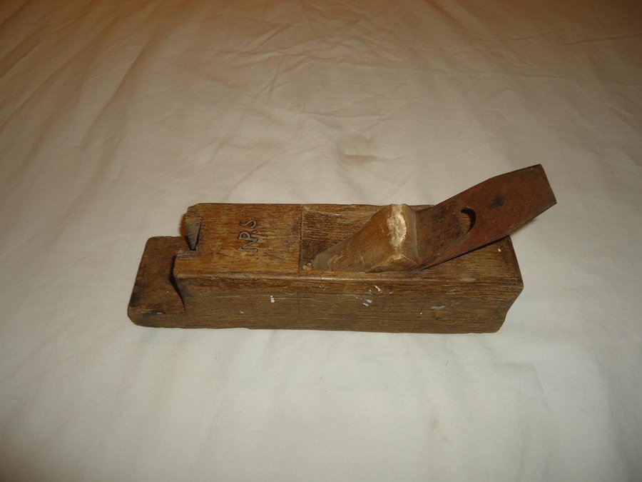 Antik vintage listhyvel signatur NPS allmoge Norrbotten snickeri verktyg av trä