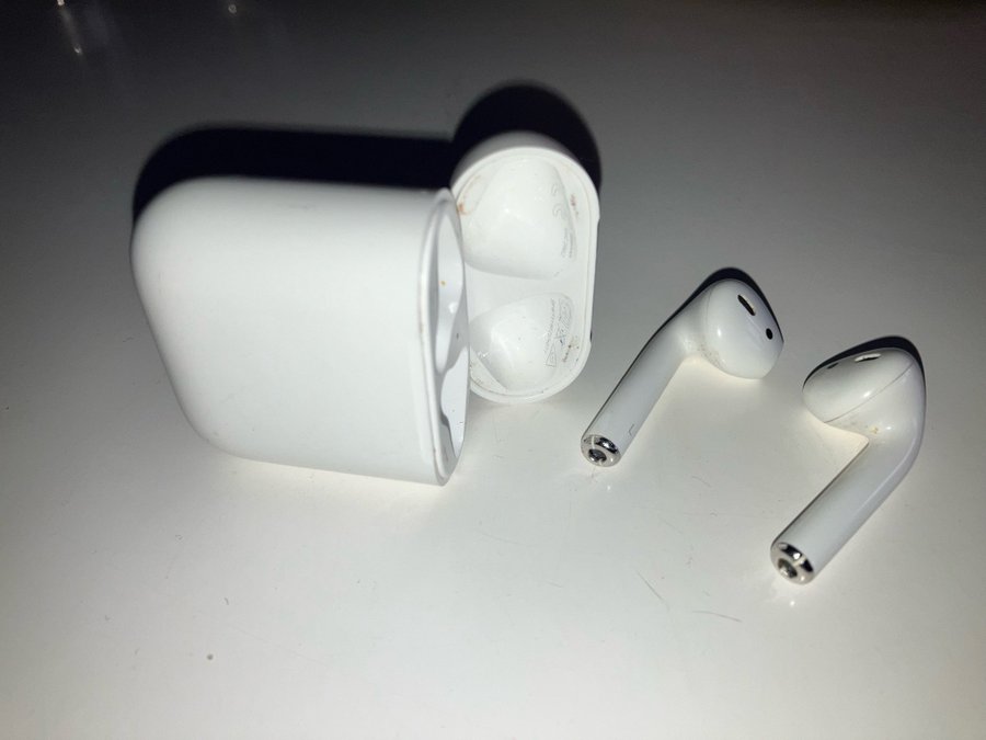 Apple Trådlöst laddningsetui till AirPods läs hela annonsen!