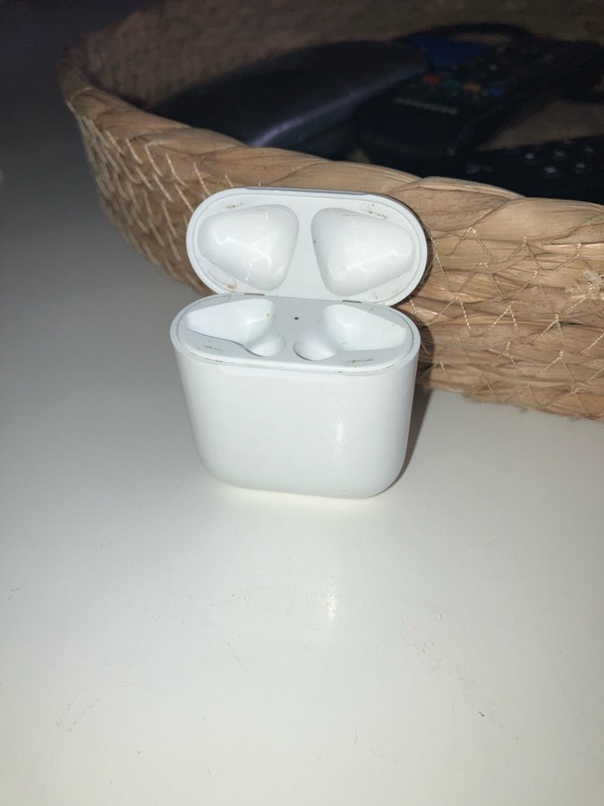 Apple Trådlöst laddningsetui till AirPods läs hela annonsen!