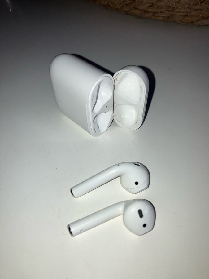 Apple Trådlöst laddningsetui till AirPods läs hela annonsen!