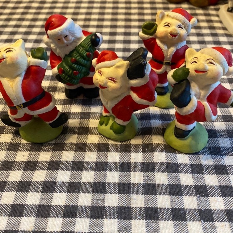 Julgrisar och tomte i keramik