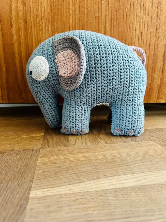 Handvirkad elefant från Sebra