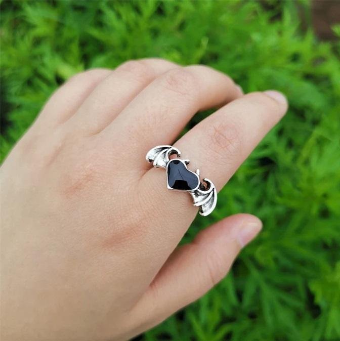 Ring drakvingar och hjärta motiv vintage retro stil horn fladdermus black soul