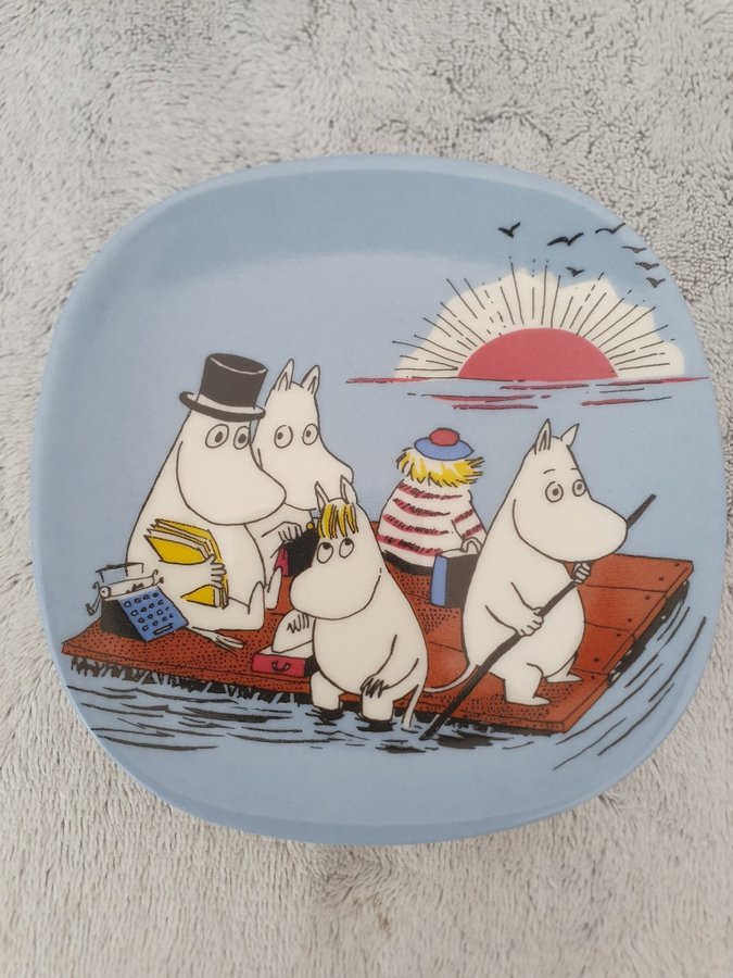 Arabia väggtallrik Mumin Moomin samlartallrik Muminfamiljen på flotten utgått