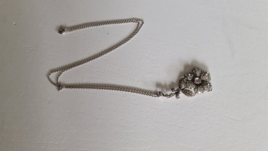 Äldre silver halsband med hänge med vita stenar