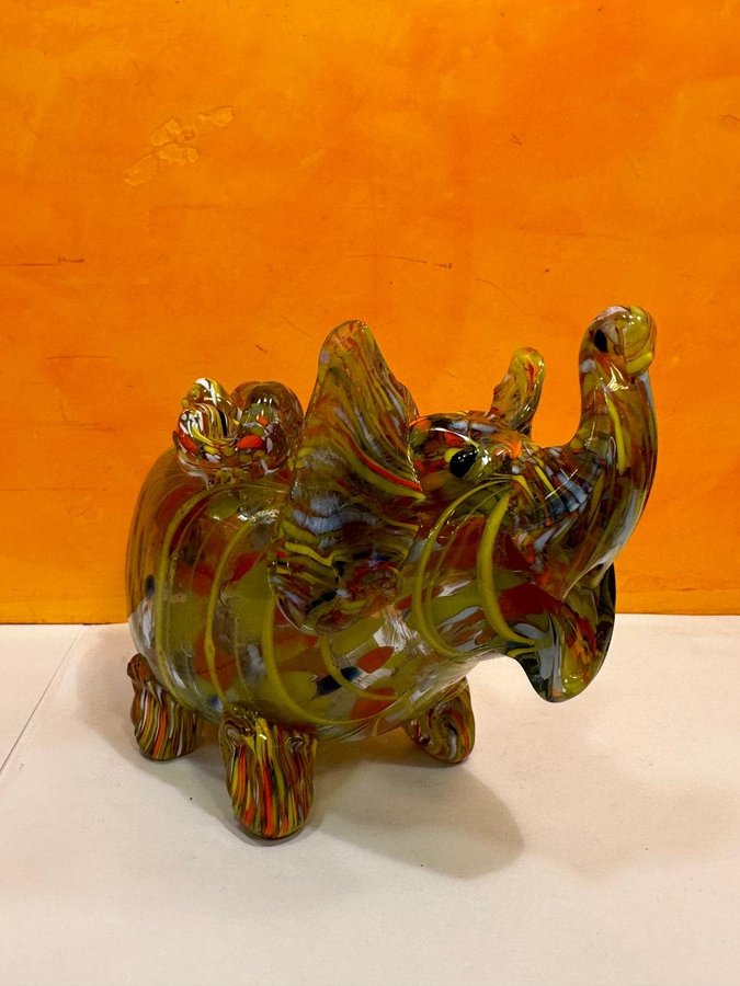 Elefant  konstglas figurin okänd tillverkning