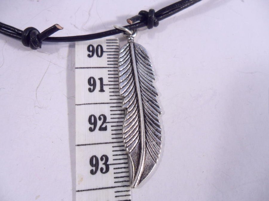 Handgjord Ställbar Svart läder halsband med silverpläterad fjäder hänge