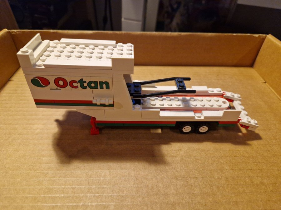 Äldre Lego Octan Servicebil / släp.Längd ca 19 cm.