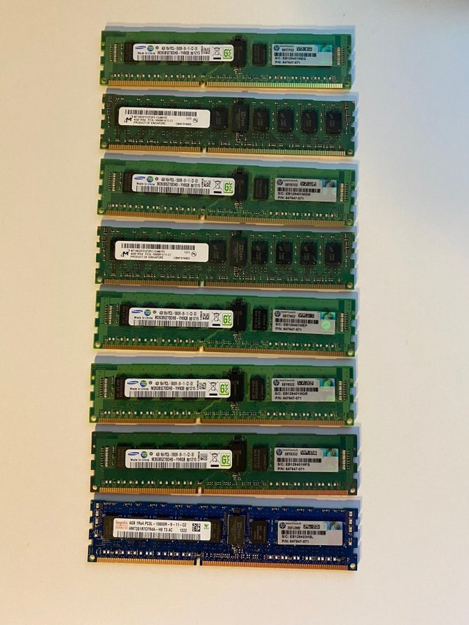 8 stycken 4GB (32 GB totalt) DDR3 ECC 1Rx4 PC3L-10600R-9-11