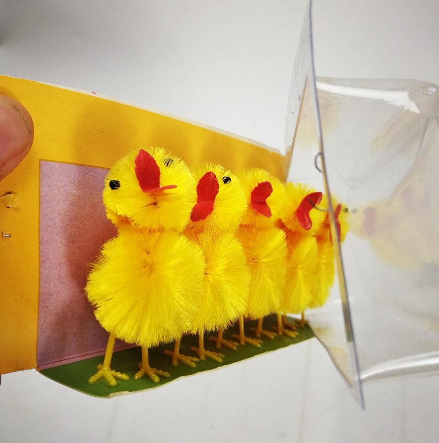 Små påskkycklingar 5-pack oanvända och hungriga kycklingar till påskfirandet