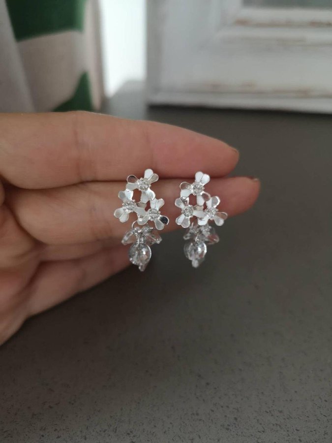 Silverpläterade örhängen med kristaller 925 silver stud