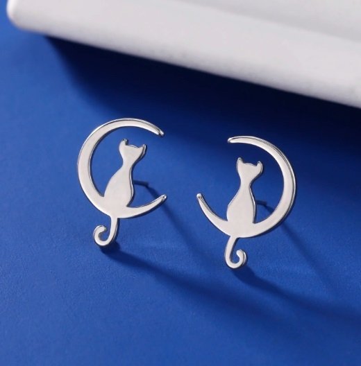 Fina stiftörhängen katt mån stål silverpläterade nickelfria moon  cat studs