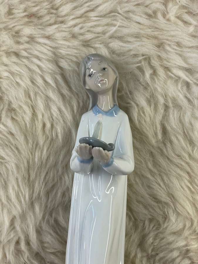 Lladro 4868 Vintage Porcelain Figurine " Girl with a Candle''