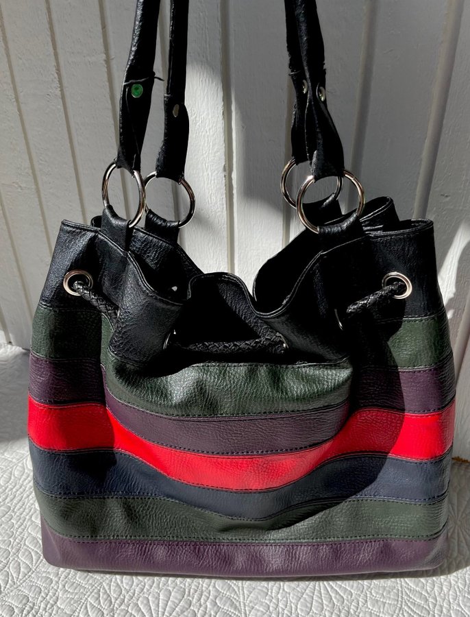 VINTAGE BAG i fräscht skick och stängs med dragkedja