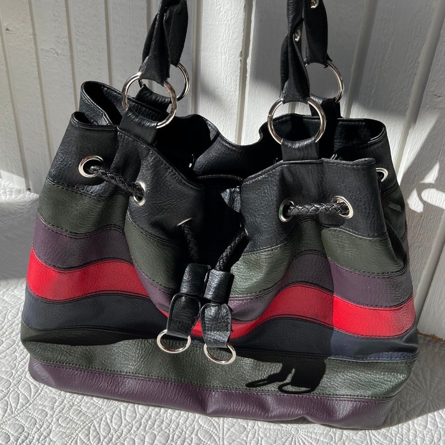 VINTAGE BAG i fräscht skick och stängs med dragkedja