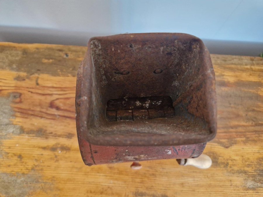Kaffekvarn antikt 1880-1910 inredning metall och trä