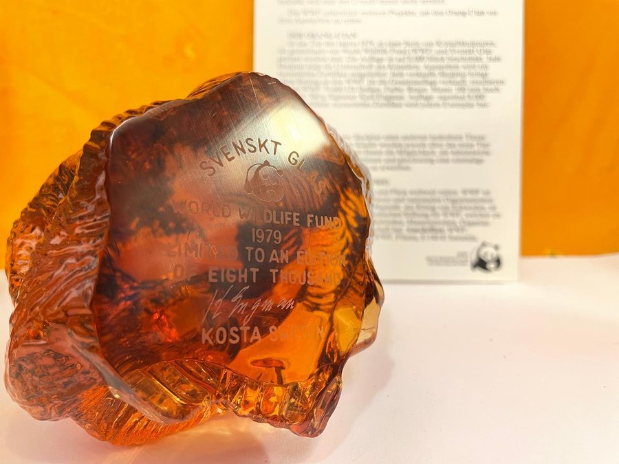 Kjell Engman Glasfigur Orangutang Signerad WWF Kosta Boda glasbruk 1979