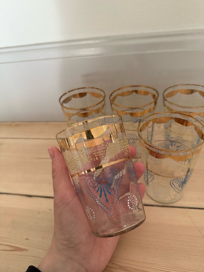 Retro - Vintage glas med guldkanter med vackert mönster