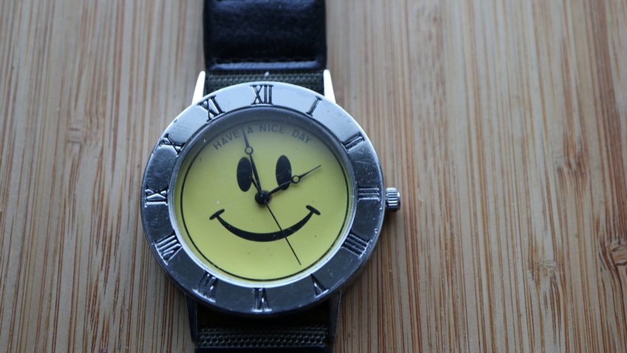 Retro Mekaniskt armbandsur Have a nice Day Smiley med romerska siffror