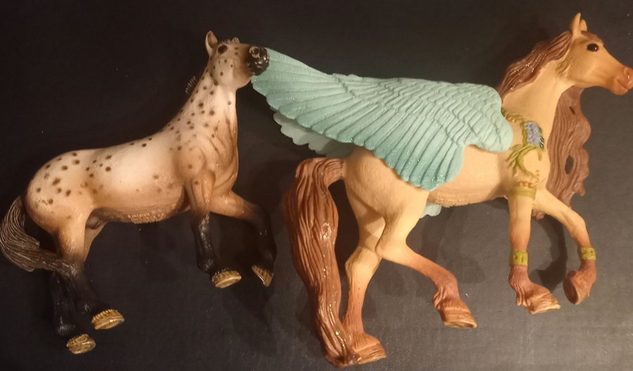 2 st Schleich hästar / sagohäst Pegasus