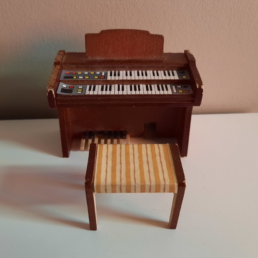 Piano och sittpall - Lundby - dockskåpsmöbel - Lundbyskalan