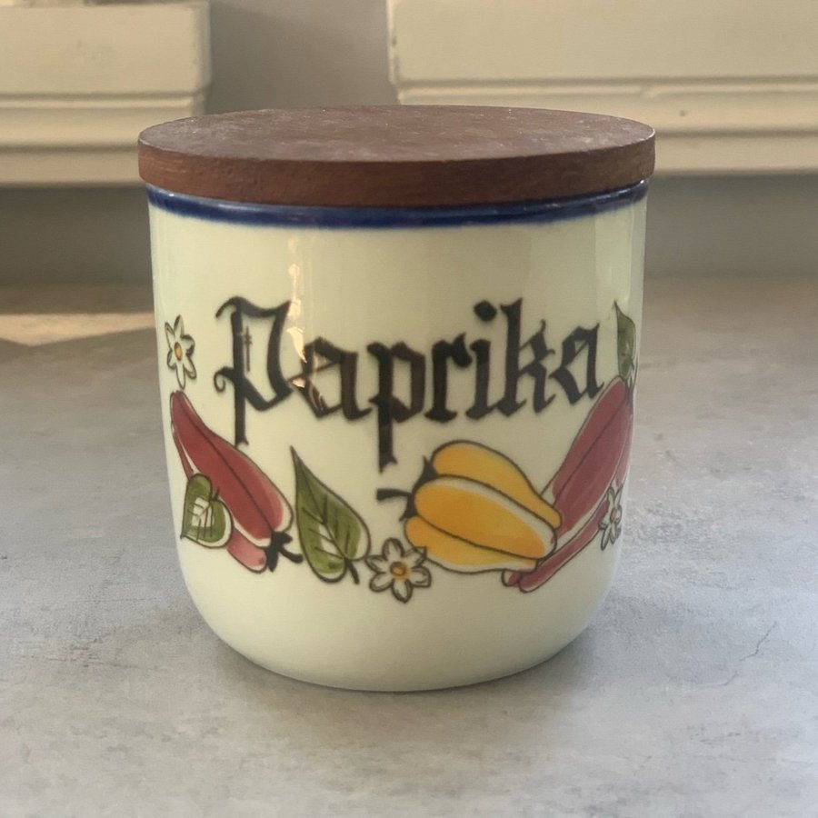 Handmålad kryddburk med teaklock ”Paprika”