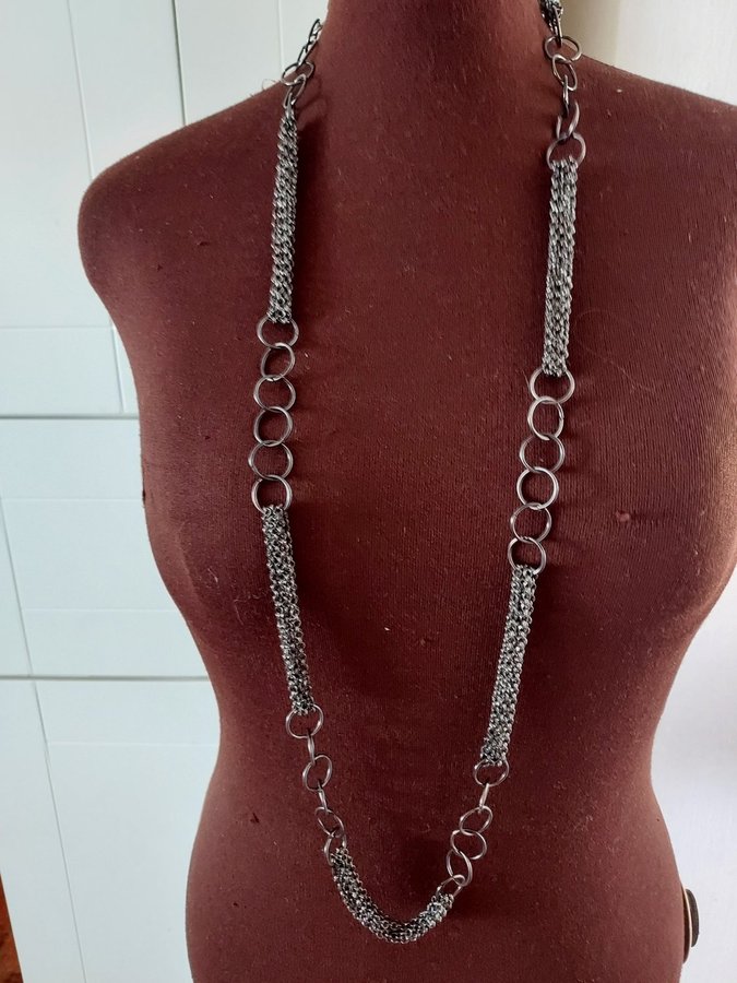 Halsband Silvrig Metall med lite Svart yta Längd ca 114 cm